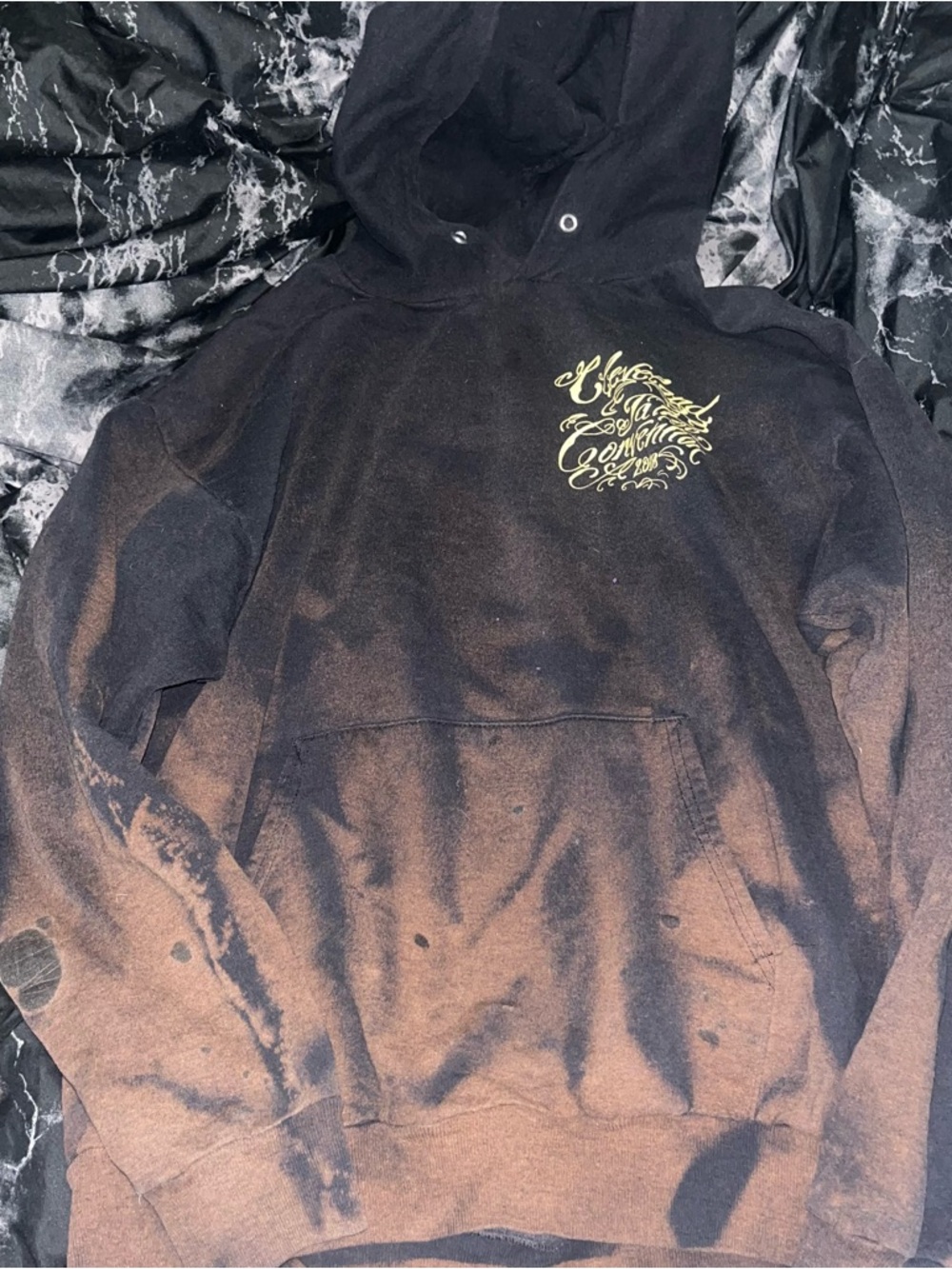 Tattoo convention memorabilia Men's destroyed Black bleach Tie-Dye Hoodie xl